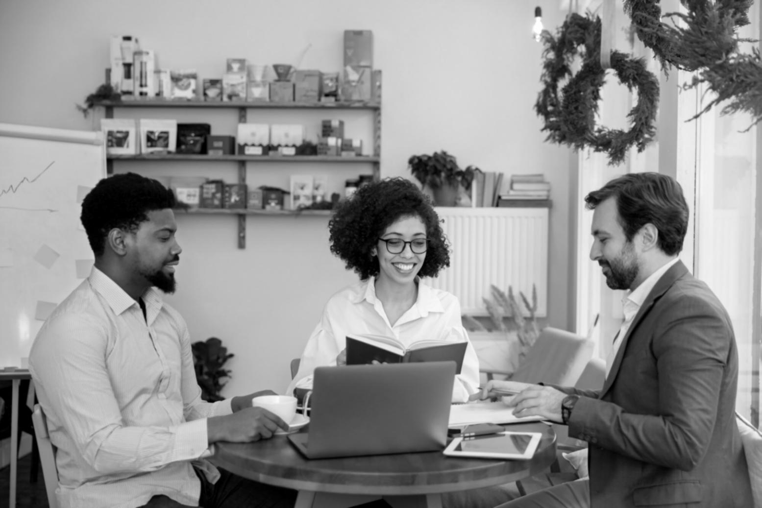 Séance de formation en négociation budgétaire avec participants en groupe de travail