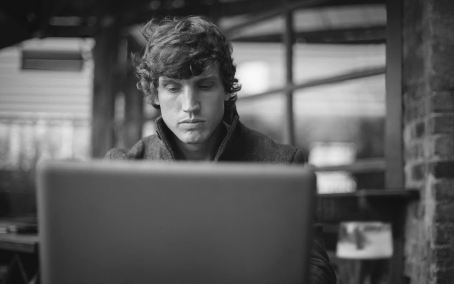 Analyse détaillée d'un budget familial avec documents et calculatrice