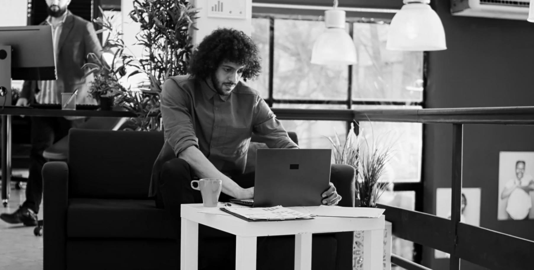 Présentation finale d'un projet de négociation budgétaire devant un groupe d'étudiants