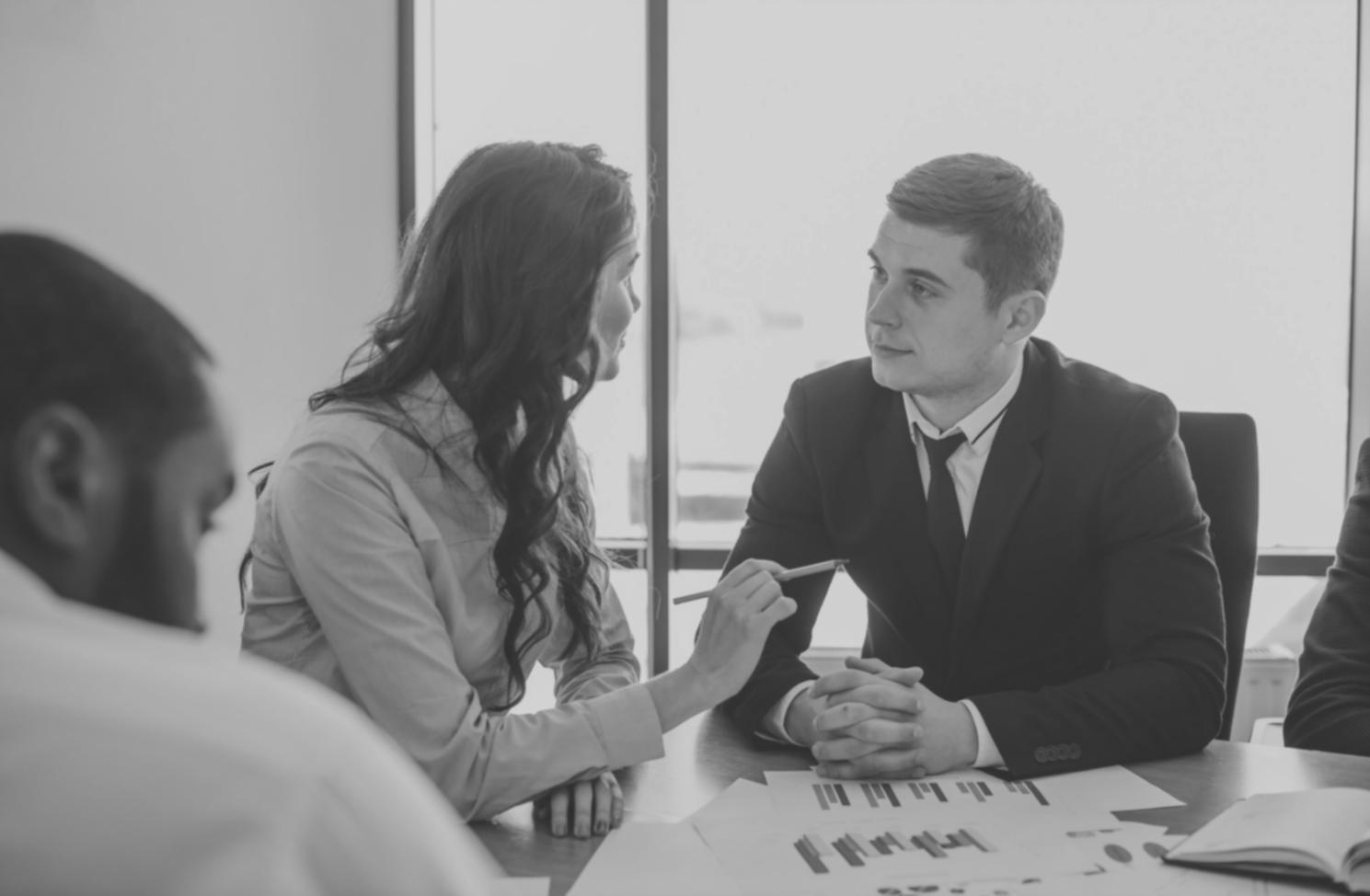 Étudiants en pleine préparation de leur projet de négociation budgétaire